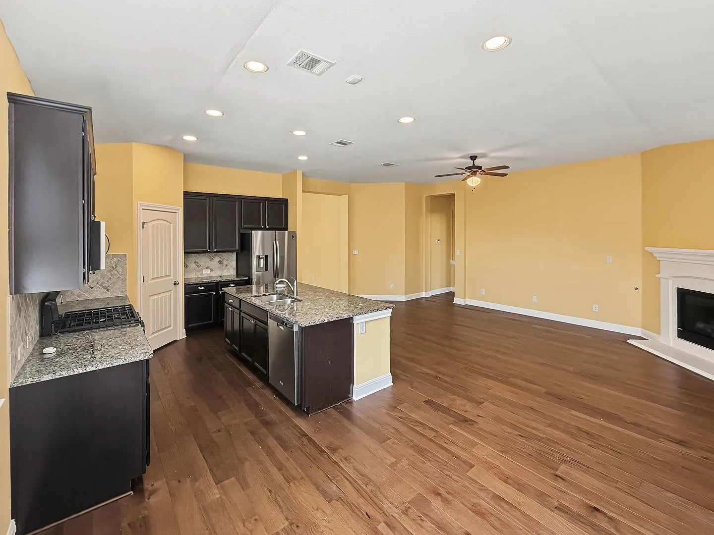 Beautiful 3 bedroom home with over 2,000 sq ft! — Photo 4