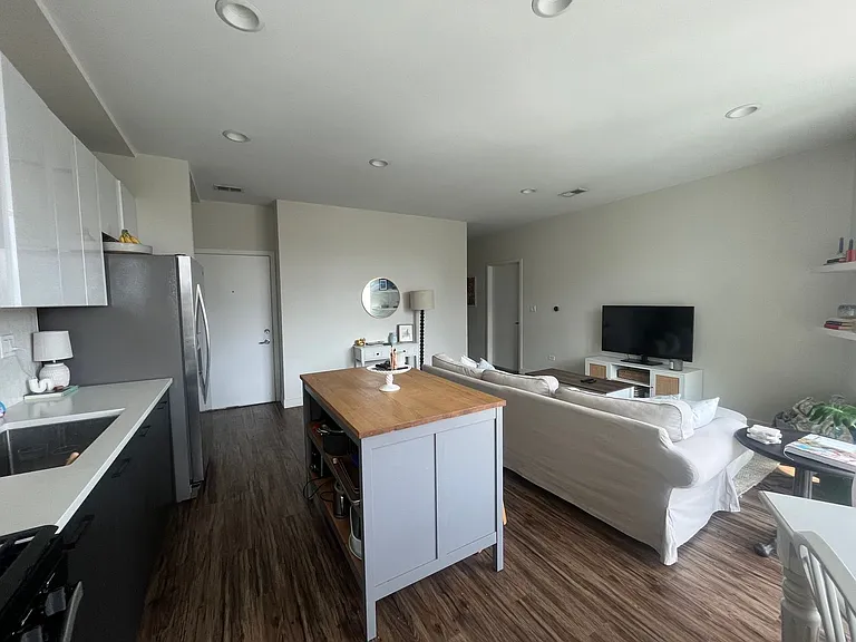 1045 W Cornelia — Photo 27
