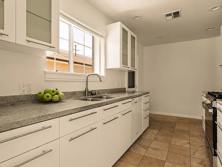 15233 Camarillo St — Photo 10