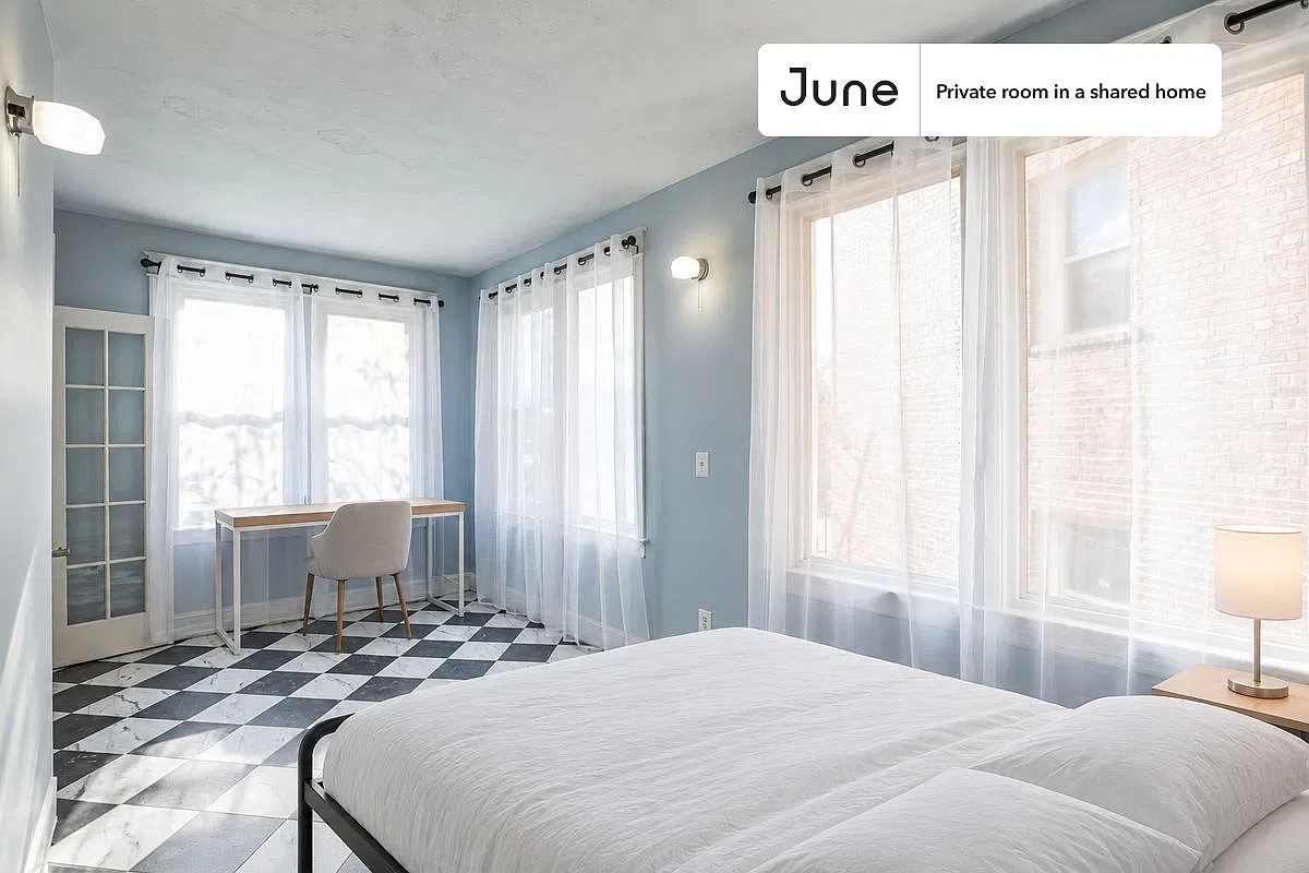 Queen bedroom in 7 bed/6 bath home in Dupont Park #1811 C — Photo 1