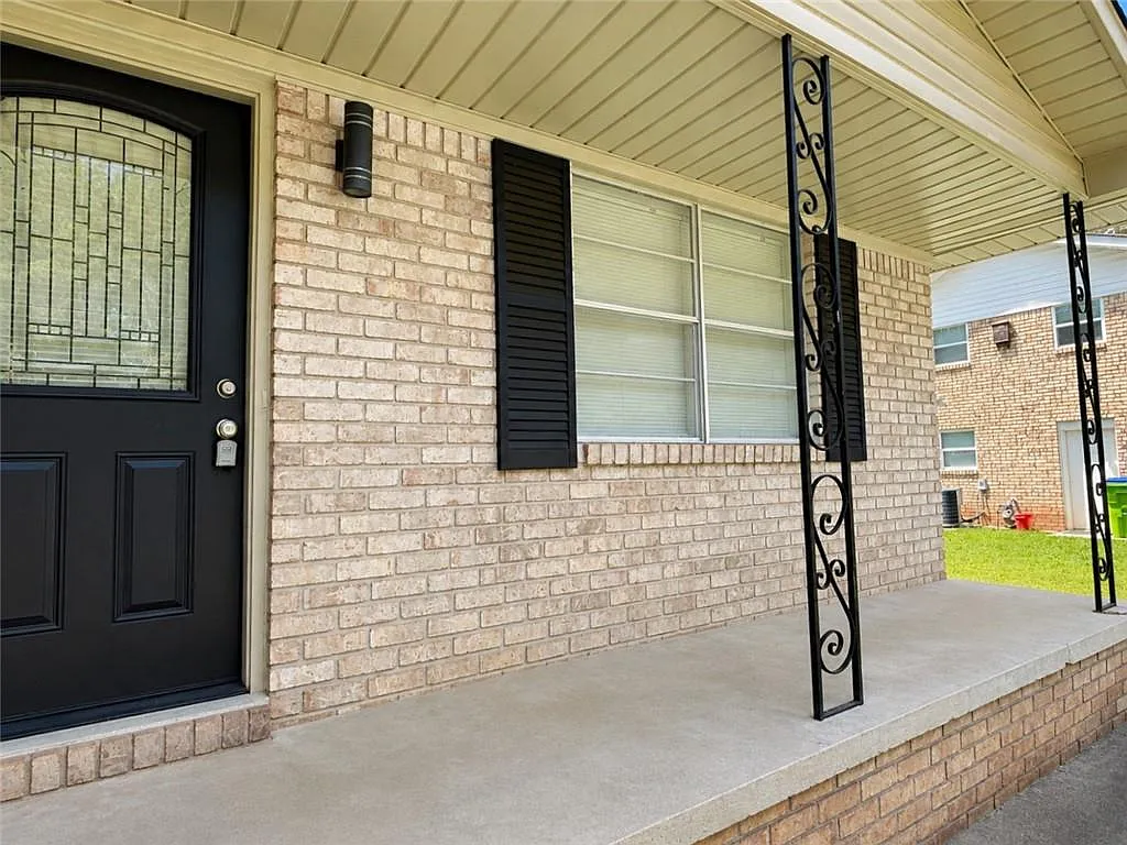 4 bed, 1.5 bath, 1250 sqft, $2,495 — Photo 2