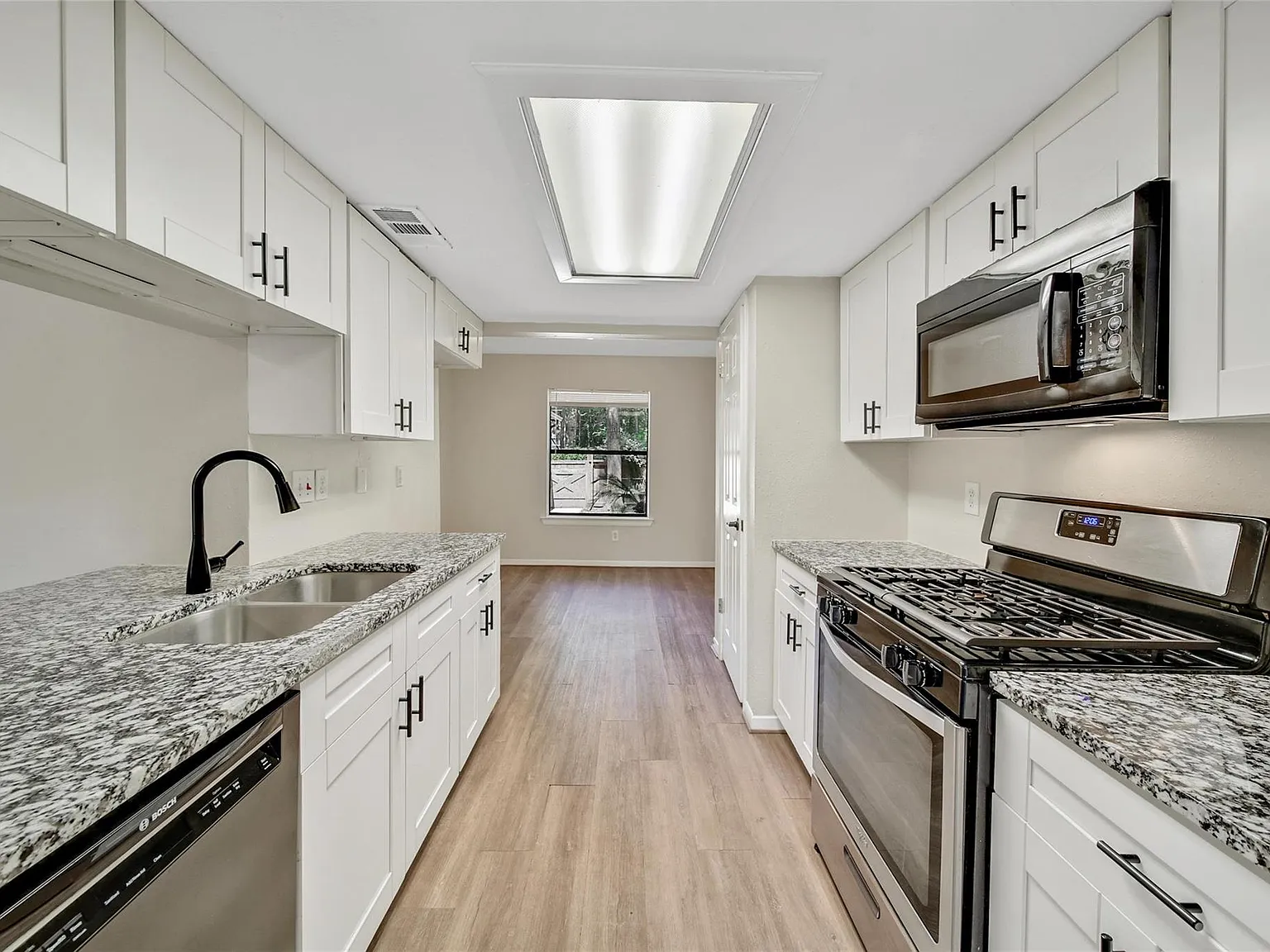 3 bed, 1.5 bath, 1469 sqft, $1,895 — Photo 3