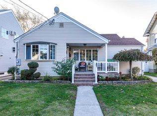 211 Rolling St, Malverne, NY 11565