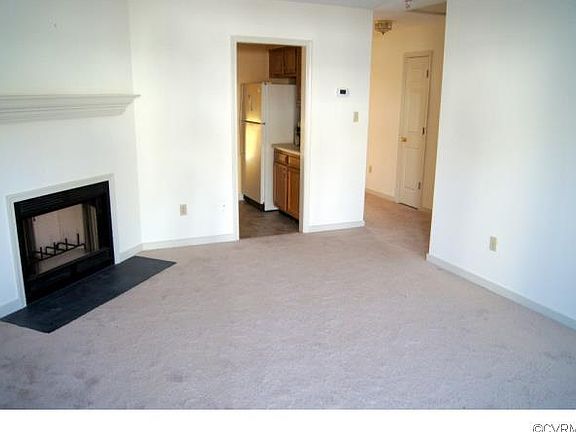 2nd image of 152 Arlington Sq #152