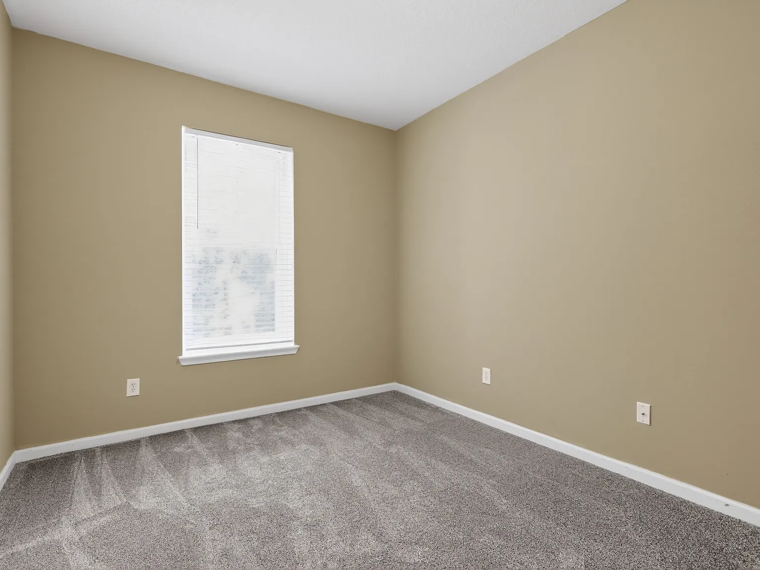 Charming 2 Bedroom 2 Bathroom Condo — Photo 3