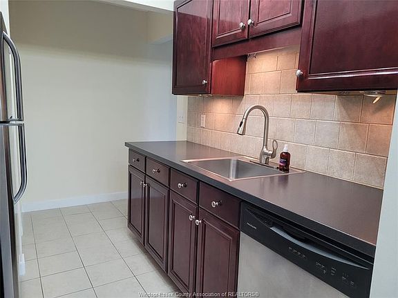 2nd image of 3950 Wyandotte St E #403