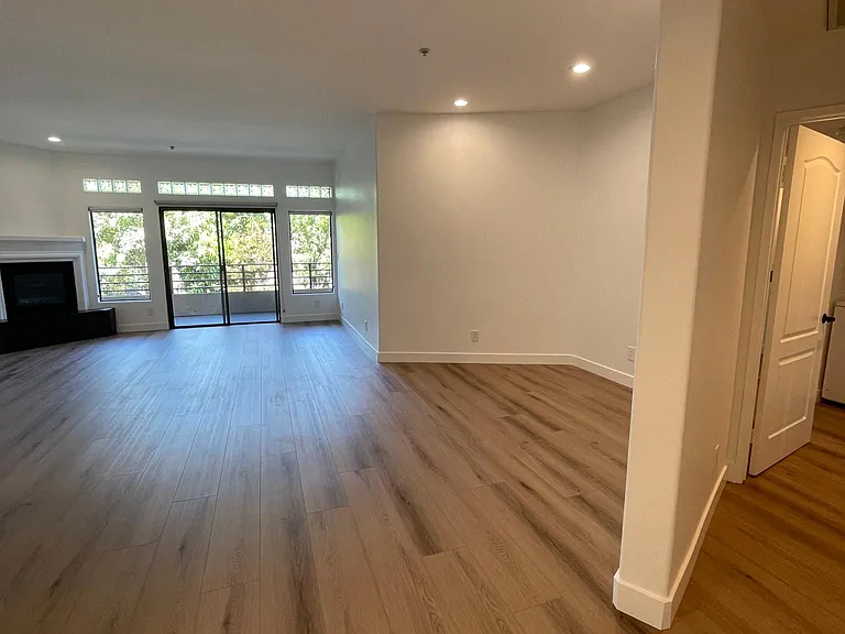 4477 Woodman Ave #209 — Photo 9