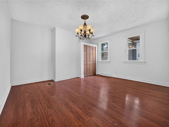 5th image of 109 E Larkspur St