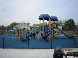 1761 Hancock St, Hewlett, NY 11557