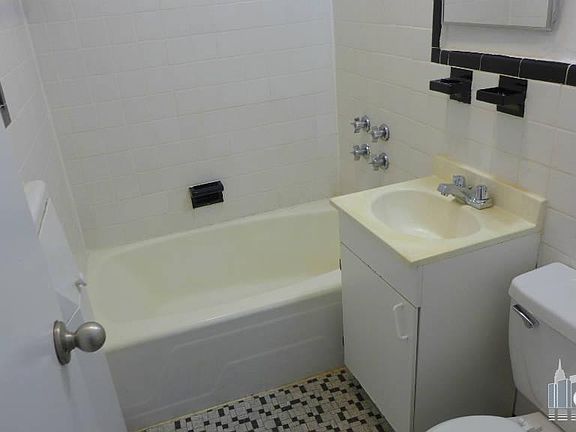 4th image of 400 W 45th St APT 2E