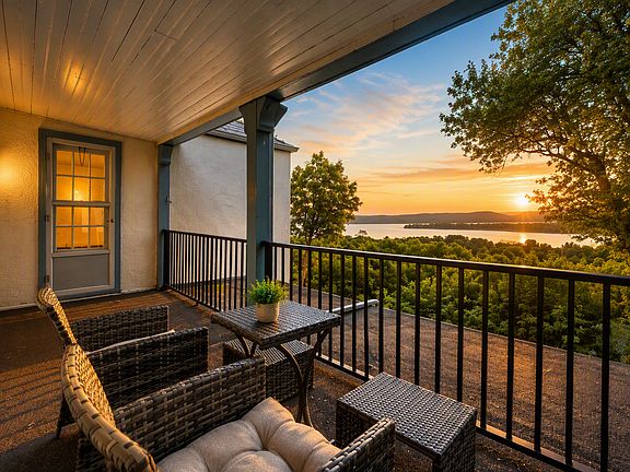 Coffee at sunrise. Wine at sunset. The Hudson River is always the backdrop.