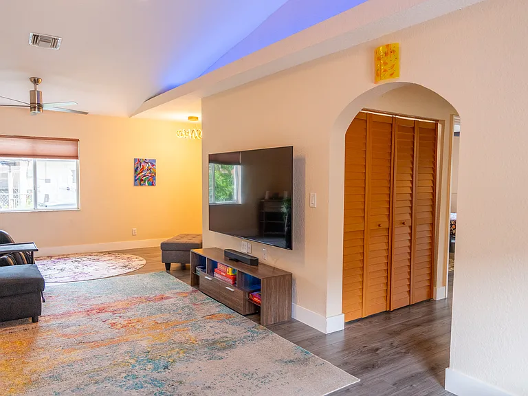 1506 SW 28th Ter — Photo 6
