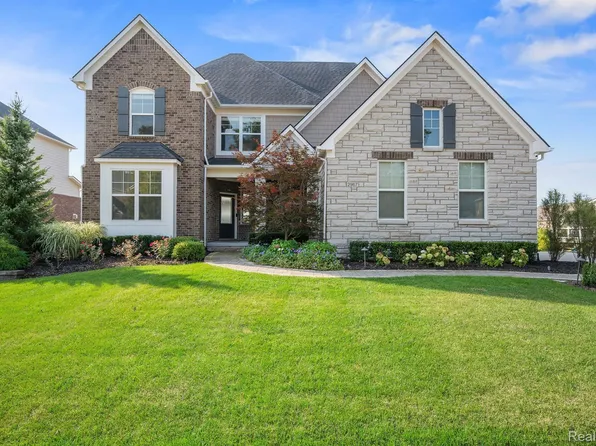 2967 Montgomery Cir, Commerce Township, MI 48390