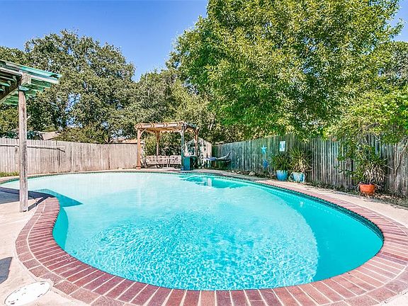 4th image of 2403 Holly Ct