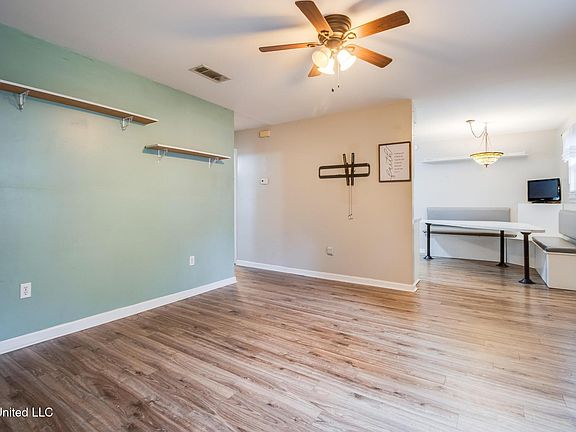 5th image of 463 Oak Grove Ave