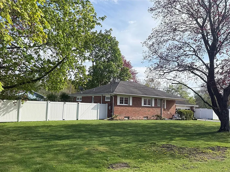 60 Ryerson Rd — Photo 3