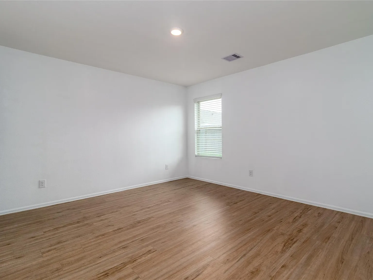 3 bed, 2.0 bath, 1470 sqft, $1,900 — Photo 4