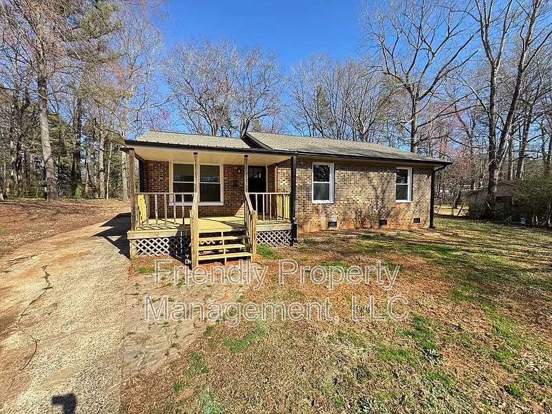 3 bed, 1.5 bath, 1047 sqft, $1,395 — Photo 1