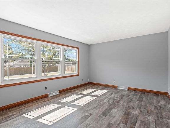 5th image of 1507 Ash Dr W