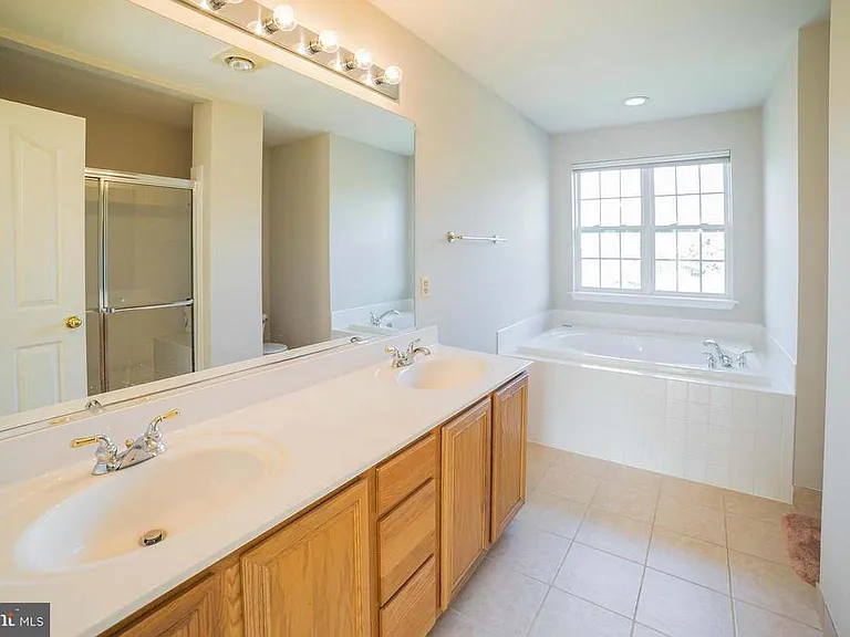 18404 Crownsgate Cir — Photo 15