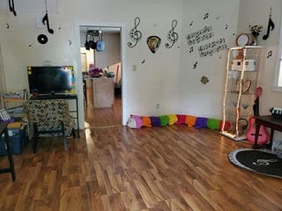 2nd image of 230 Richmond Ave