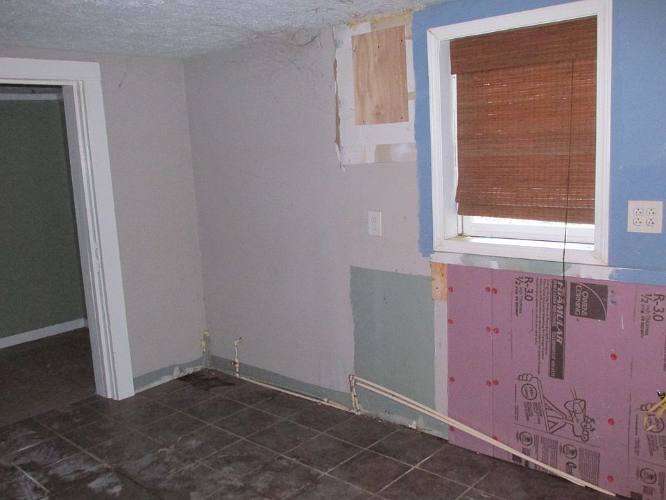 2nd image of 119 Oak St SE
