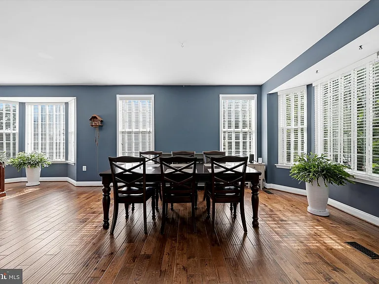 704 Seaton Ct SE — Photo 6