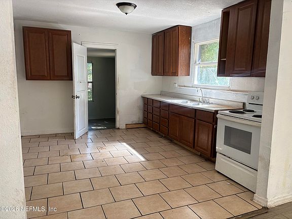 5th image of 286 BELFORT Street