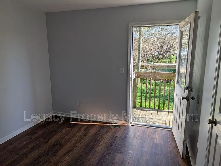 527 S Anthony St — Photo 10
