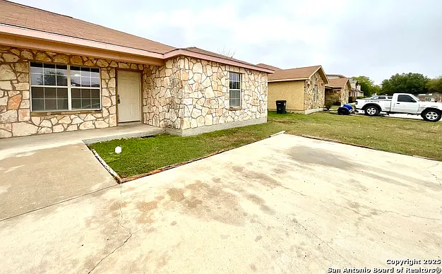 3 bed, 2.0 bath, 1350 sqft, $1,099 — Photo 3