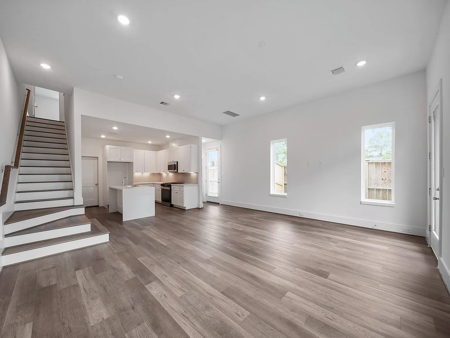 3 bed, 2.5 bath, 1680 sqft, $2,300 — Photo 4