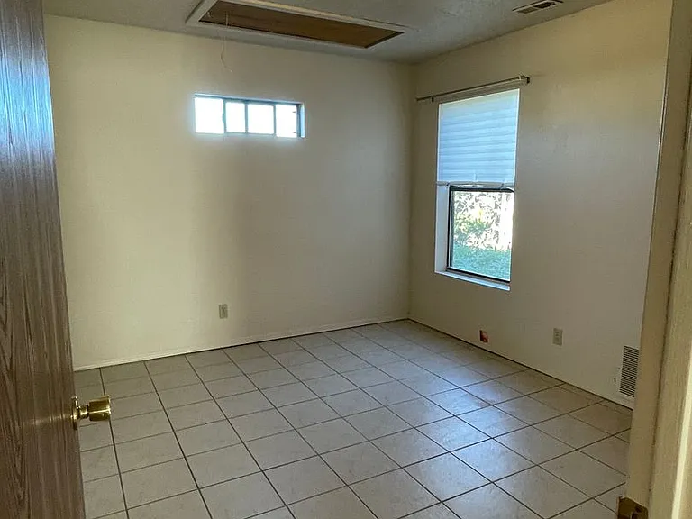 2210 W Alameda St — Photo 11
