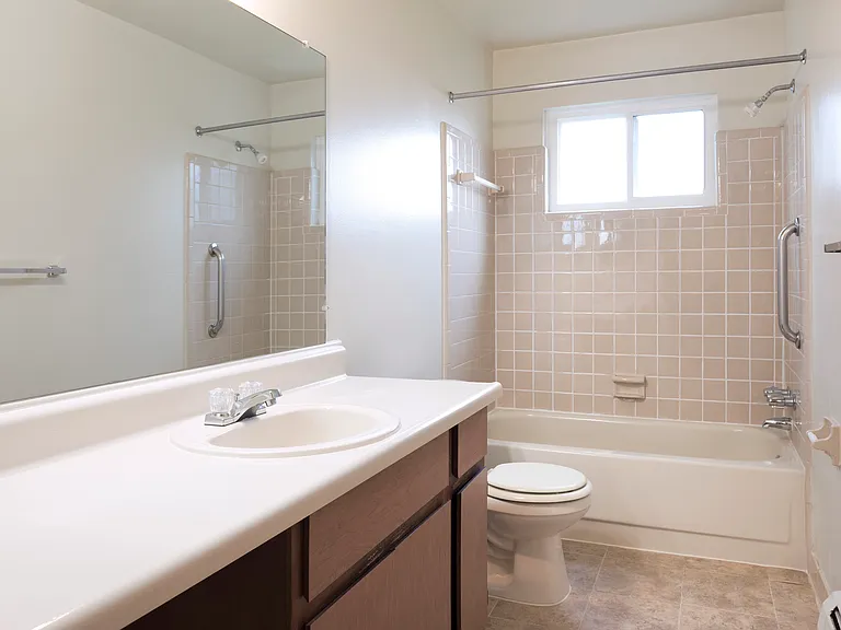 Cambridge Apartments — Photo 8