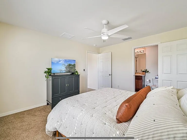 822 NE 44th Ln — Photo 10