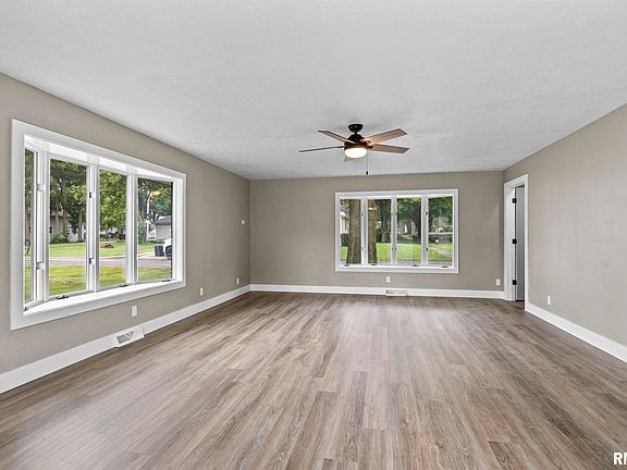 5th image of 300 E Harpole St