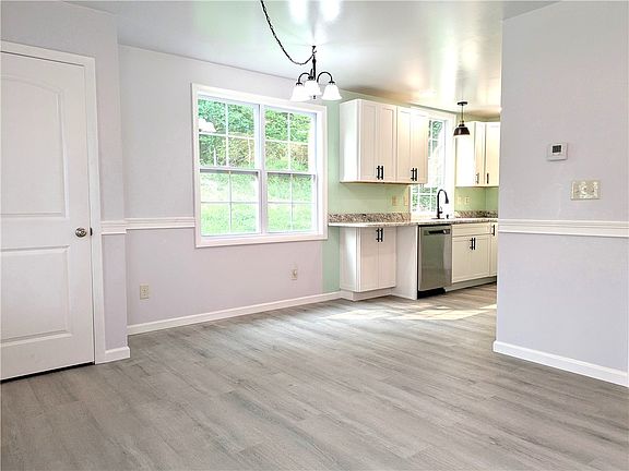 5th image of 910 Burton Ave