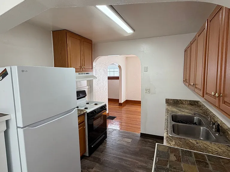 228 Fernwood Ave — Photo 7