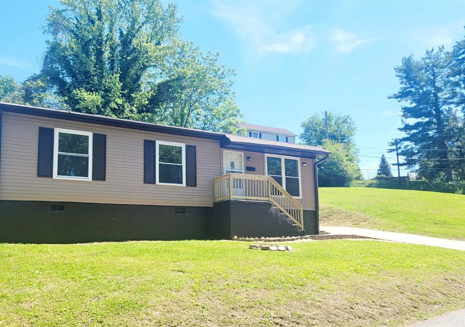 Lovely 3 bedroom, 1 Bathroom House Close to the Downtown — Photo 1