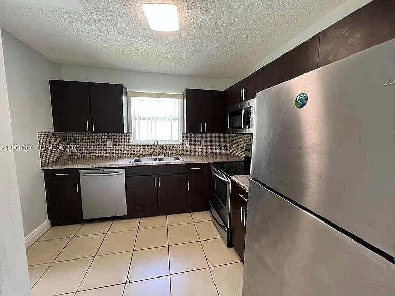 738 SW 9th St — Photo 13