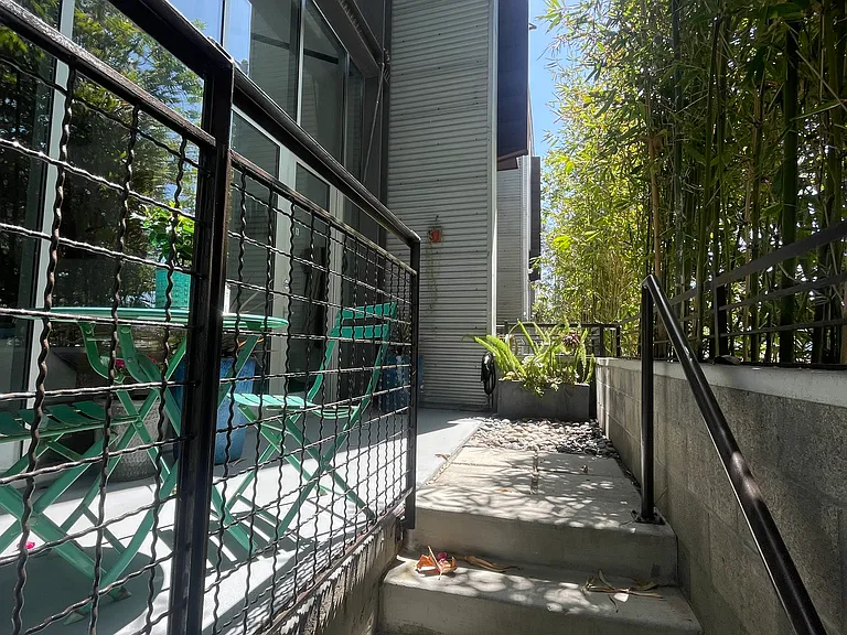 208 S Venice Blvd #B — Photo 1