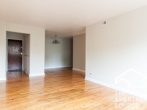 3rd image of 5917 N Kenmore Ave APT 523