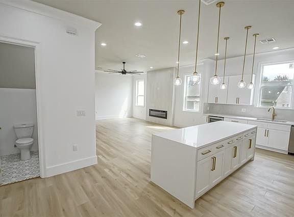 5th image of 2416 Prentiss Ave