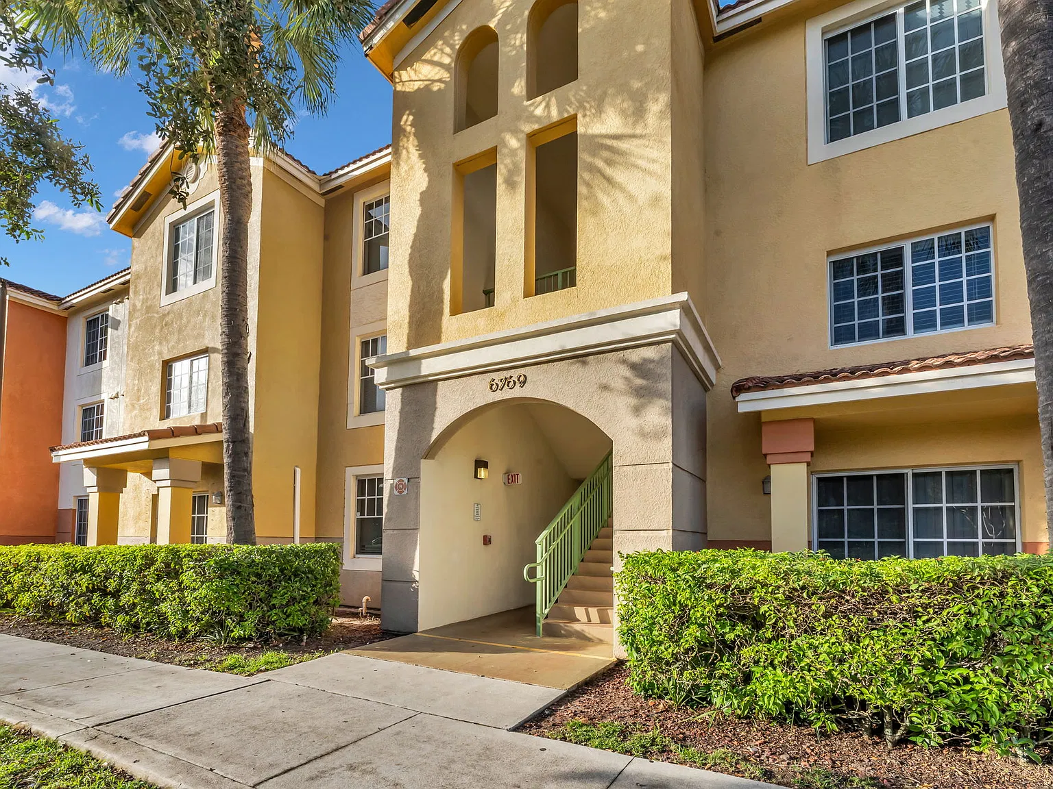 2 bed, 2.0 bath, 980 sqft, $1,850 — Photo 2