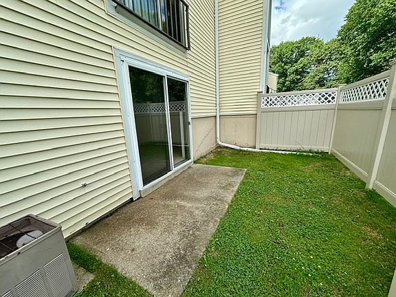 4th image of 47 Village Brook Ln APT 16