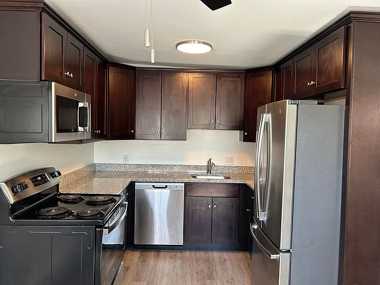 Parkside Manor Apartments — Photo 35