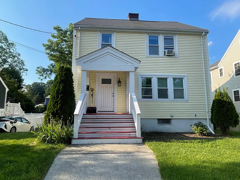 139 Oakdale Rd — Photo 2