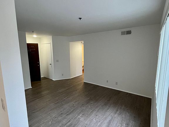 2nd image of 555 Oak St APT 207