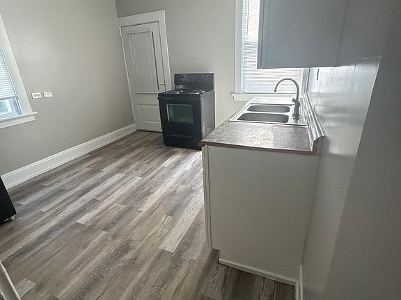 5th image of 612 Berry St
