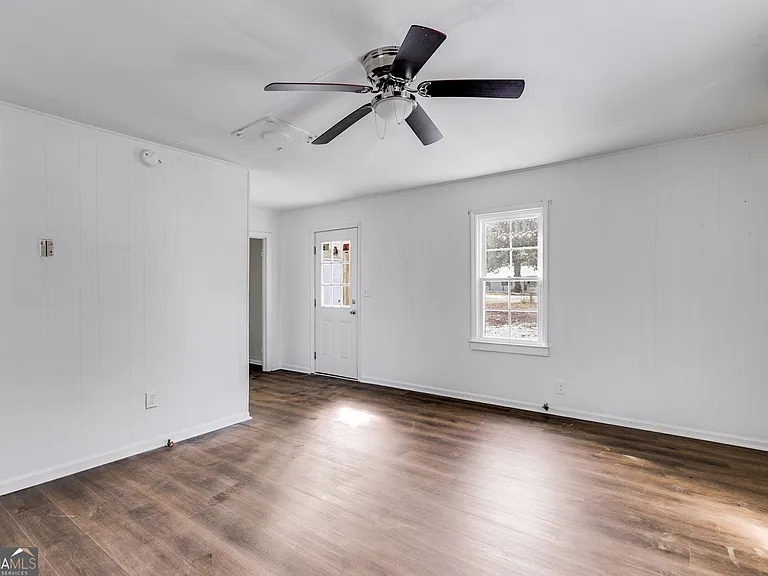 734 W College St — Photo 14