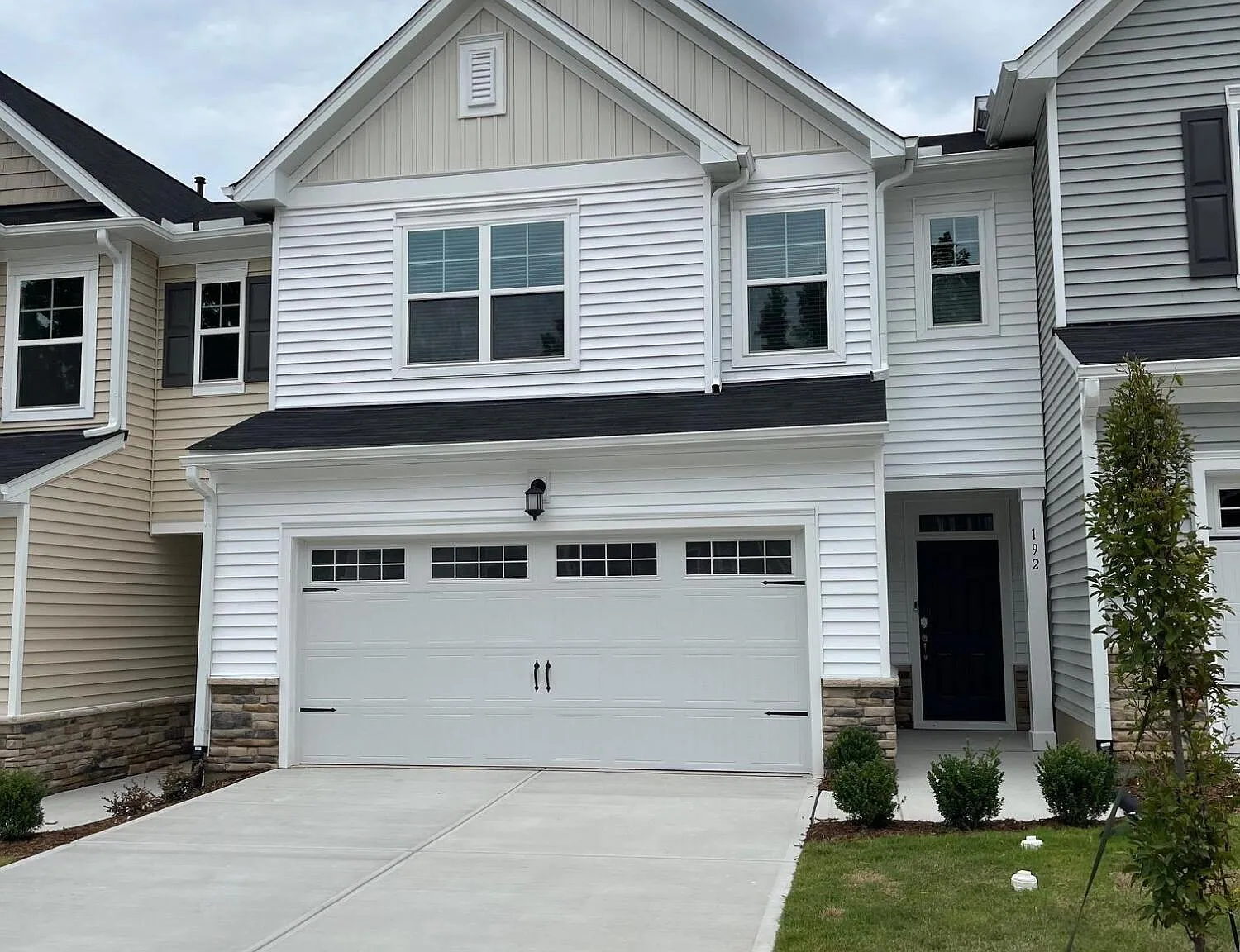 3 bed, 2.5 bath, 1924 sqft, $2,095 — Photo 2